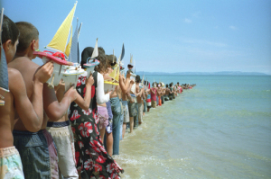 Cuerpo-Francis-Alÿs-Don't-Cross-the-Bridge-Before-You-Get-to-the-River,-2008-(No-cruces-el-puente-antes-de-llegar-al-río)1