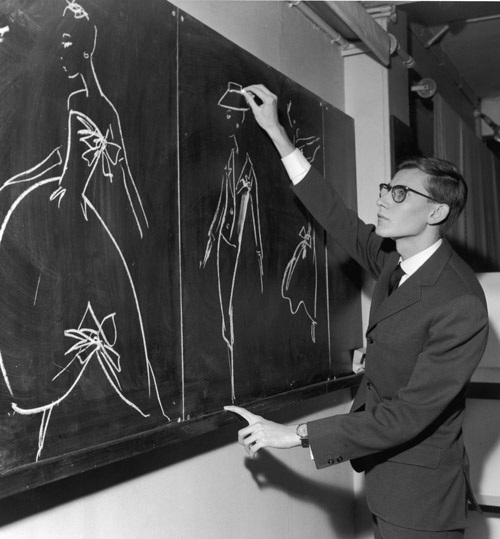 Saint Laurent realizando ilustraciones para Dior, 1960