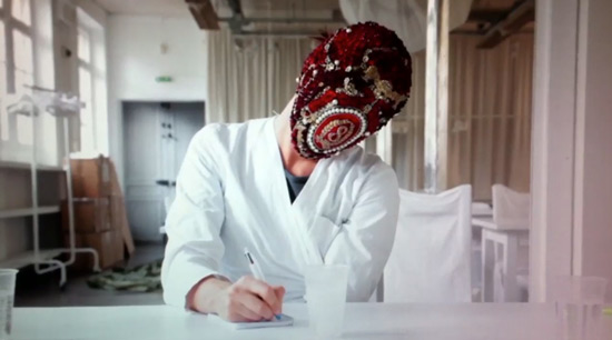 1-David-Luraschi,-Meeting-(2014).-De-la-serie-de-cortometrajes-de-Maison-Martin-Margiela.-©Maison-Martin-Margiela