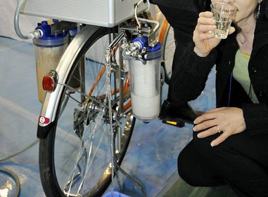 Purificador de agua en una bicicleta. Diseño escasez de agua.