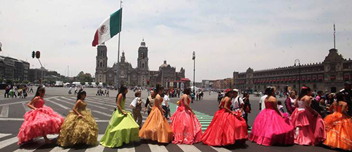 24QUINCES * 28 ABRIL 2012 * FOTO: ALMA RODRIGUEZ AYALA * CIUDAD * QUINCEAÑERAS ATREVIESAN 16 DE SEPTIEMBRE EN EL CENTRO PARA COMER Y SALIR RUMBO A SU VALS.