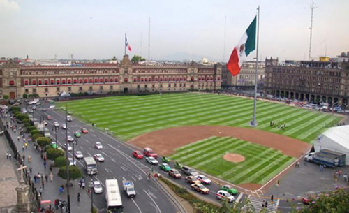 Render del Zócalo de la ciudad de México convertido en campo de beisbol, (2015). Tomada del Twitter de Miguel Ángel Mancera.