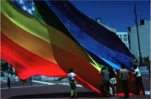 Bandera Arcoíris (1978), primera versión con 8 colores. Plaza de las Naciones Unidas en San Francisco.  © James McNamara