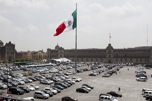 MÉXICO, D.F., 02SEPTIEMBRE2014.- La plancha del Zócalo es ocupada como estacionamiento por el segundo informe de gobierno que se realizó en el Palacio Nacional. FOTO: GUILLERMO PEREA /CUARTOSCURO.COM