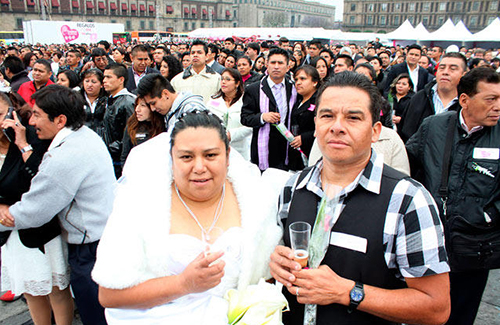 Bodas colectivas en el Zócalo, (2015).©Agencia Reforma