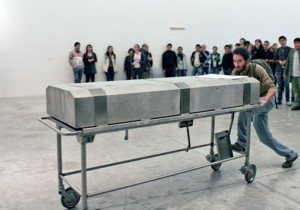 Regina José Galindo. El móvil, (2010). Tomada de la página de la artista.
