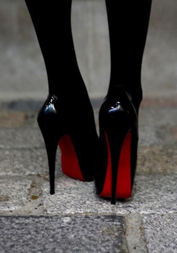 CHRISTIAN-LOUBOUTIN-black-heels-red-bottoms-1