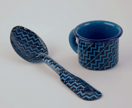 Esmaltarte, Taza y cuchara de peltre (ca. 2015)