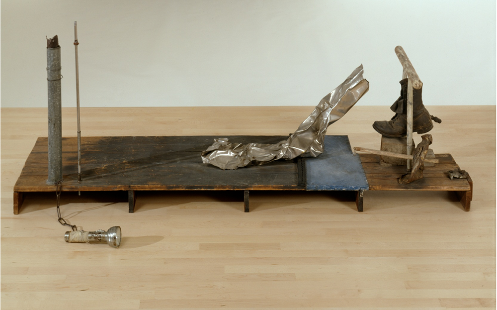 Robert Rauschenberg, Trophy IV (For John Cage), (1961). Tomada de SF MoMA