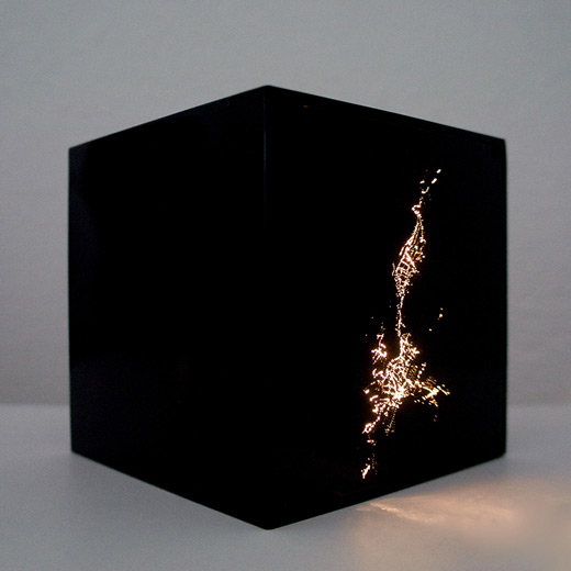 Arróniz-Arte-contemporáneo Marcela Armaas Brisbane 2008-2015. arilico y leds 10x10x10cm