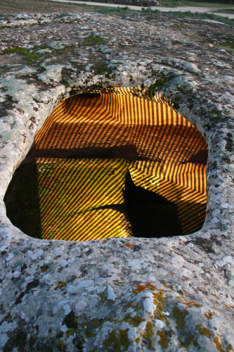 03_Proyección en una remota cueva-búnker, obra de Enrico Piras y Alessandro Sau