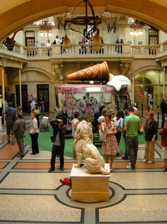 Exposición de Banksy en el Museo de Bristol (2009). Tomada de The Guardian