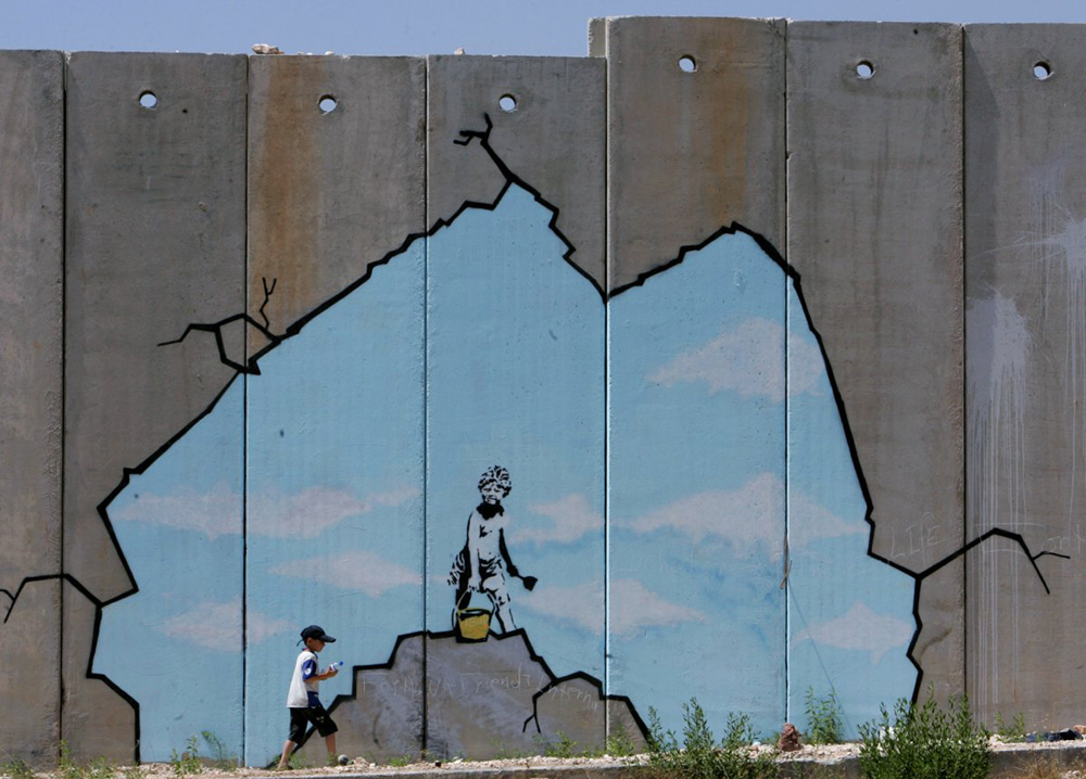 Trabajo de Bansky sobre la franja de Gaza (2005). Tomada de The Guardian