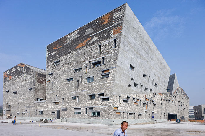 Edificio en medio del desierto. Edificios del siglo XXI. 