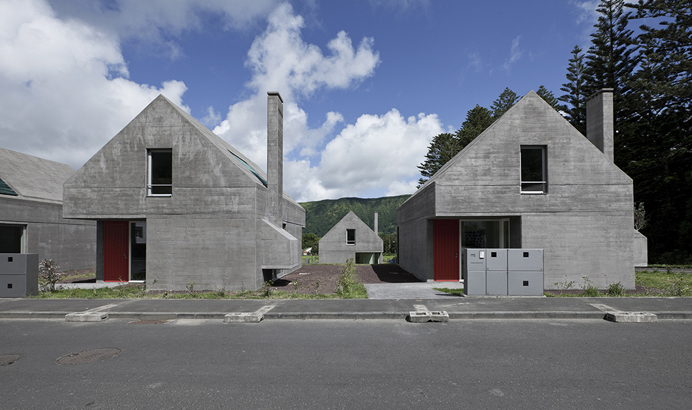 Edificios grises de concreto en paisaje rural. Edificios del siglo XXI.