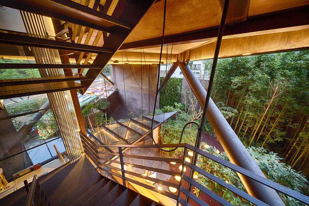 Interior de un edificio ecológico. Edificios del siglo XXI.
