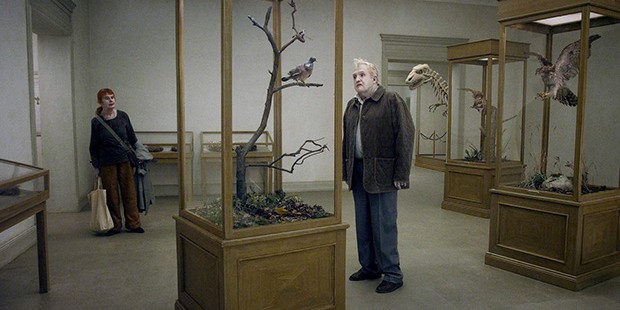 Roy Andersson, Una paloma reflexiona sobre la existencia desde la rama de un árbol (2015)