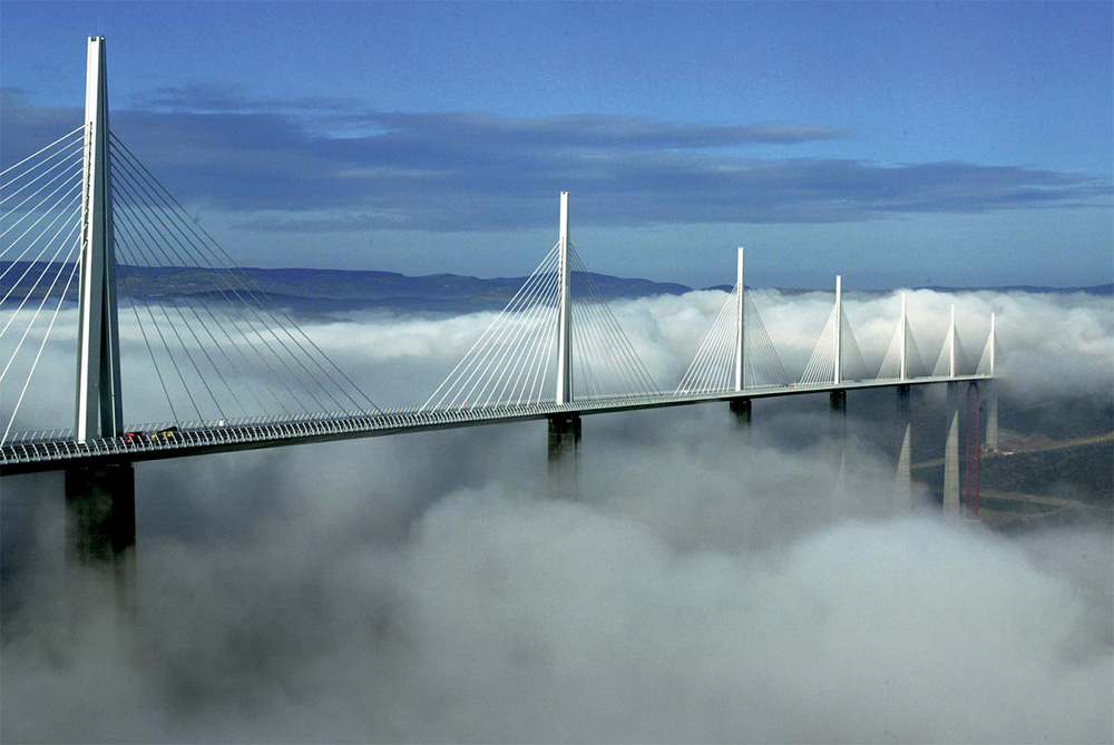 Puente sobre la niebla. Edificios del siglo XXI. 