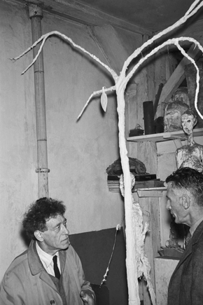 1961, Paris, France. Samuel Beckett, en el taller del escultor Swiss sculptor and painter Alberto Giacometti (L), in rue des Archives, Paris. --- Image by © Georges Pierre/Sygma/Corbis