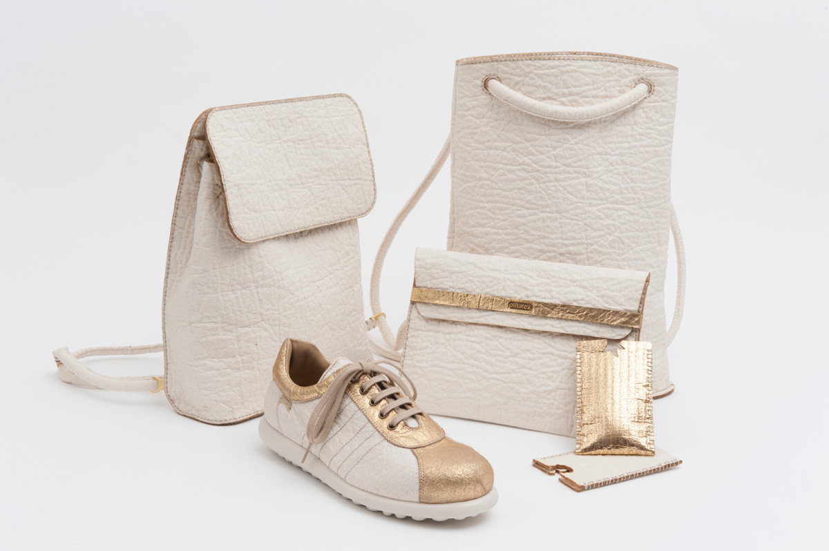 Prototipos del producto: zapato por Camper (detalles dorados), zapato por Puma, clutch café por Ally Capellino, protector de iPhone por Carmen Hijosa, Backpack + protector iPad por Smithmattias. Fotografía: Linda Nylind para the Guardian. Fotografía tomada de la página de Piñatex®
