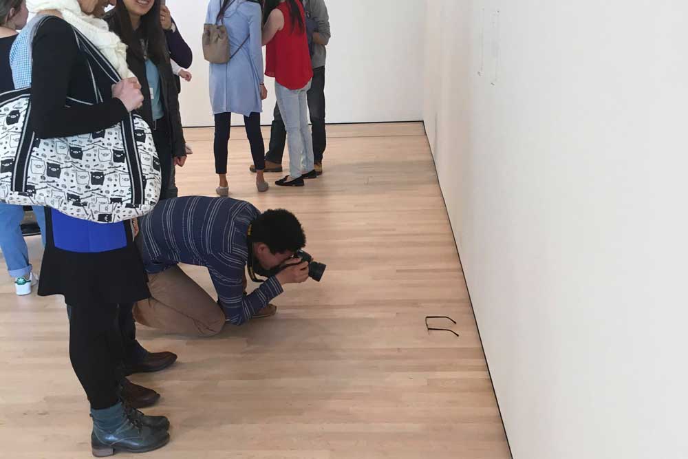TJ Khayatan coloca unas gafas en SFMoMA (2016)