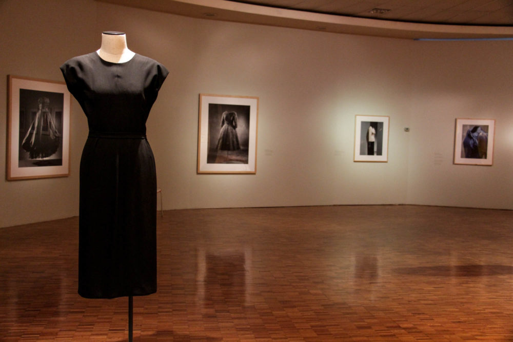 Vista de la exposición Cristobal Balenciaga (2016). Museo de Arte Moderno. Fotografía tomada de arca.tv