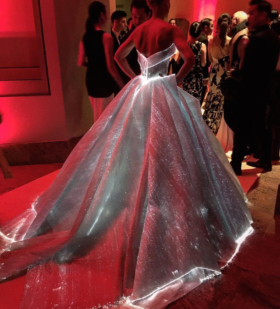 Claire Danes usando un vestido de Zac Posen en la Gala del MET. Fotografía tomada del sitio Bella Naija. 