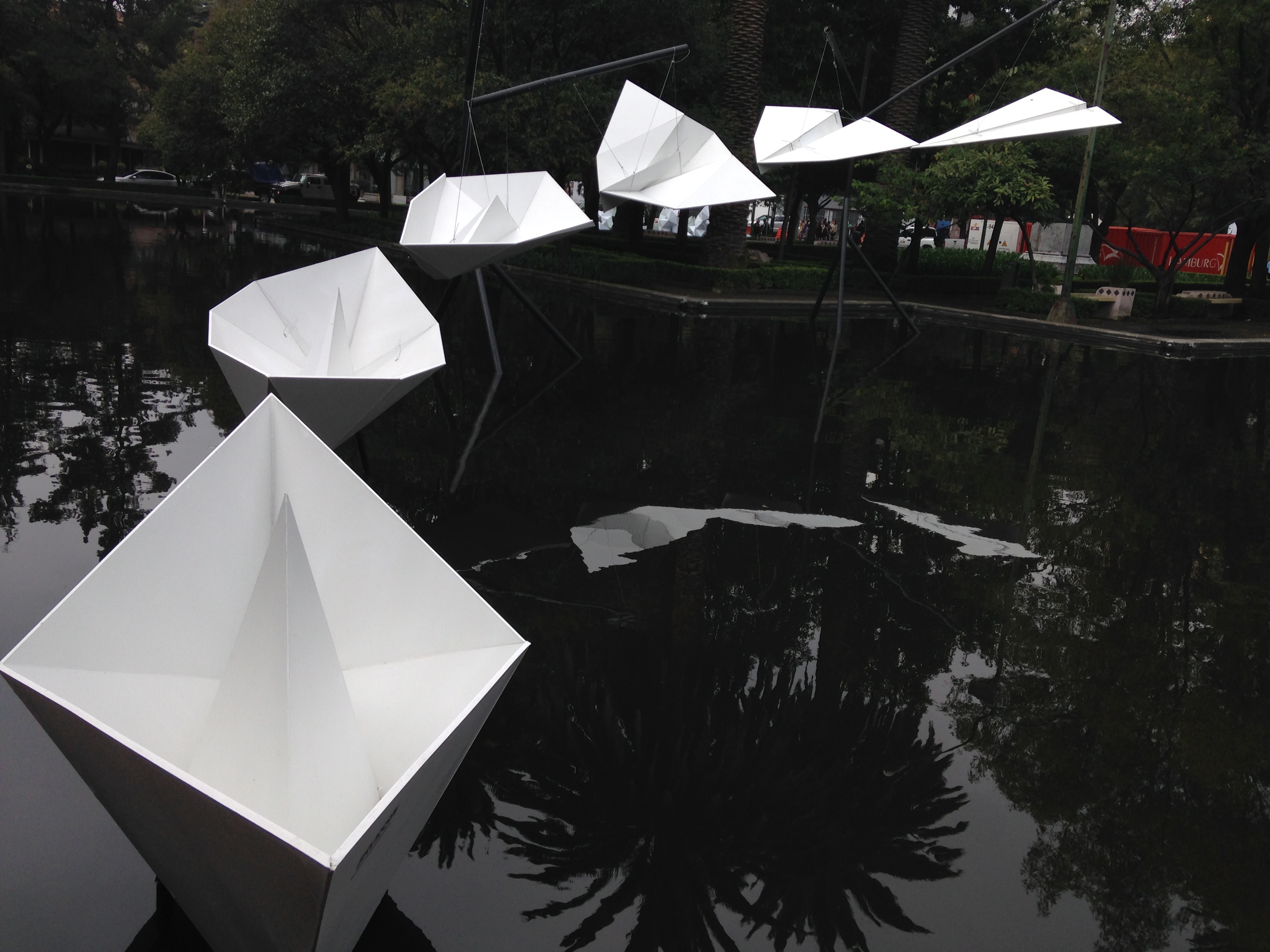Estructuras Efímeras en Design Week México (2015). Imagen tomada de inreallifeirl.wordpress.com/