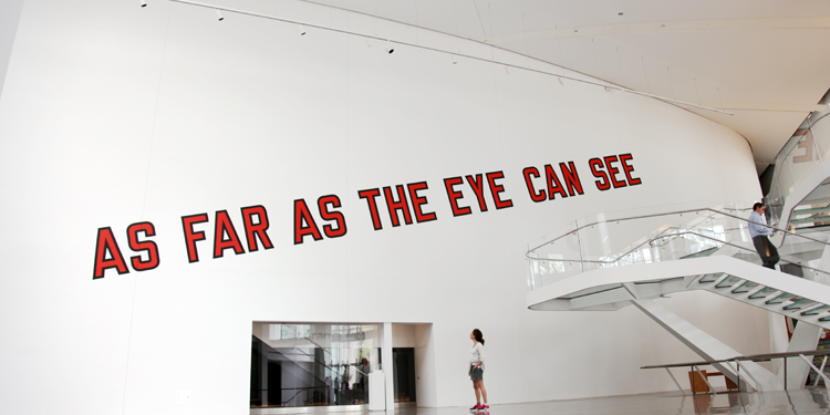 Lawrence Weiner, As Far As the Eye Can See (1988-2014). Imagen tomada de queensmuseum.org