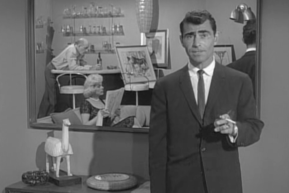 Hombre hablando frente a una cámara. Series de ciencia ficción.