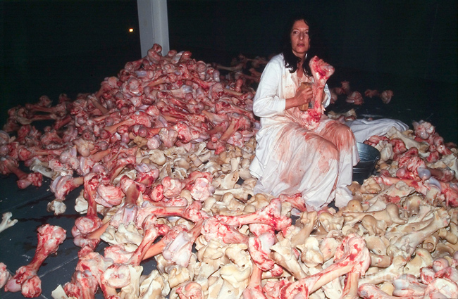 Marina Abramović, performance Balcan Baroque (1997), en la Bienal de Venecia.