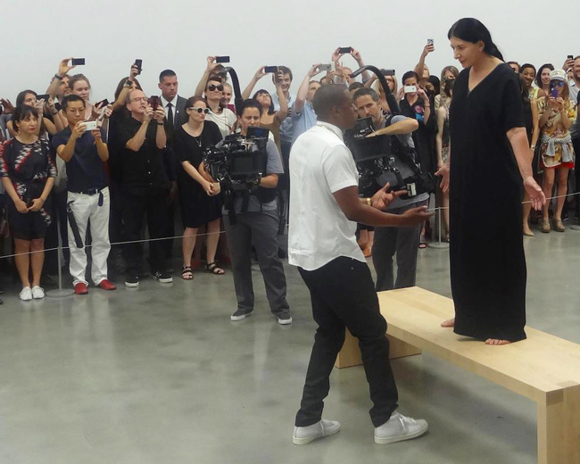 Marina Abramović alternando con el rapero Jay-Z para el video de "Picasso Baby". 