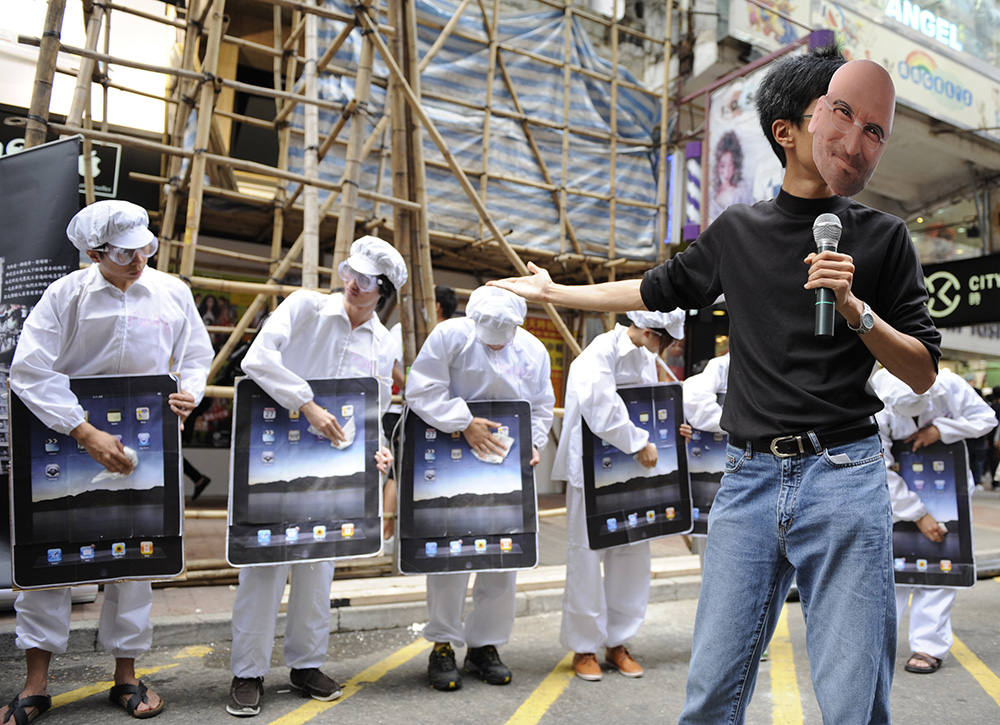 Hombres vestidos como Steve Jobs y obreros. Lado oscuro del diseño. 