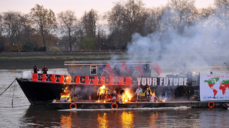 Protesta/performance de Joe Corré (2016). Imagen tomada de dailymail.co.uk