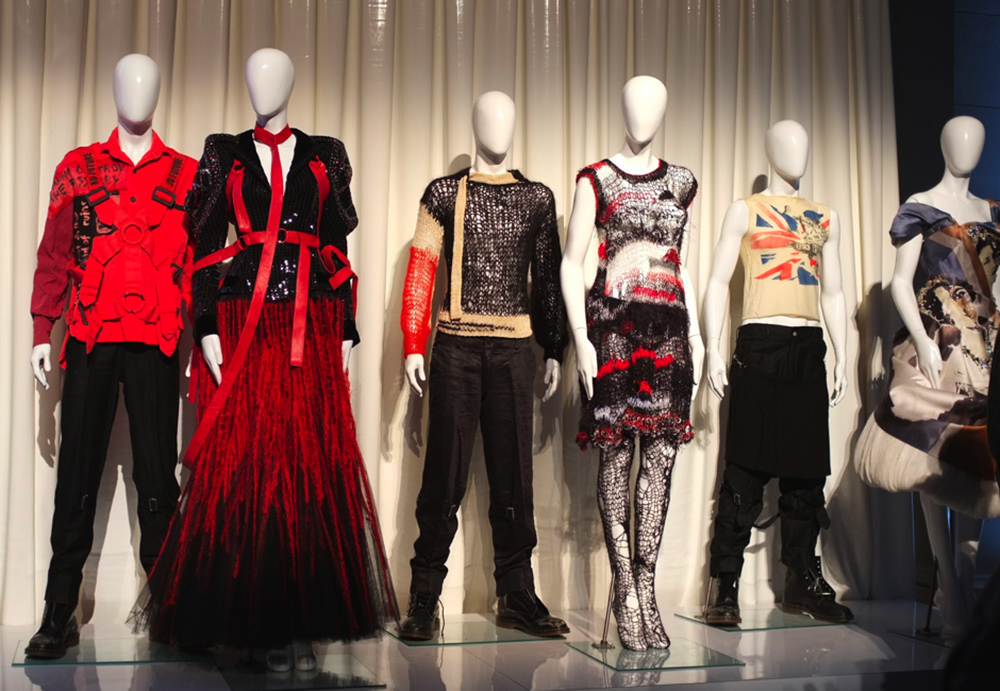 Vivienne Westwood, Punk: Chaos to Couture (2013), en el Museo Metropolitano de Arte de Nueva York. Imagen tomada de oaknyc.com 