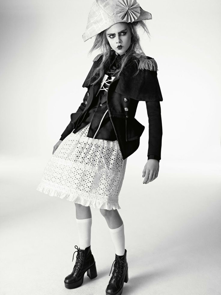 Cara De Levigne usando una mini-crini diseñada por Vivienne Westwood. ©Richard Bush/i-D Magazine
