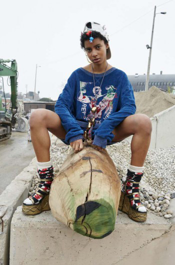 Vivienne Westwood, campaña Mirror the World SS 2016. Imagen tomada de viviennewestwood.com