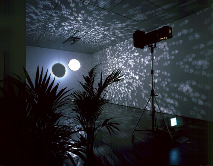 Instalación en un cuarto oscuro. Cerith Wyn Evans