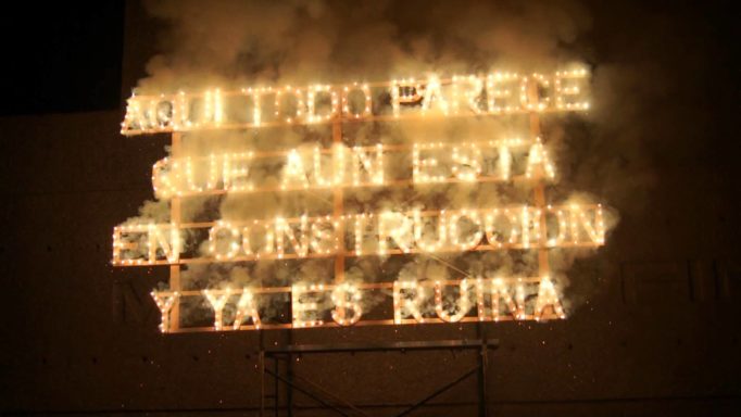 Letrero de pirotecnia encendido. Cerith Wyn Evans.