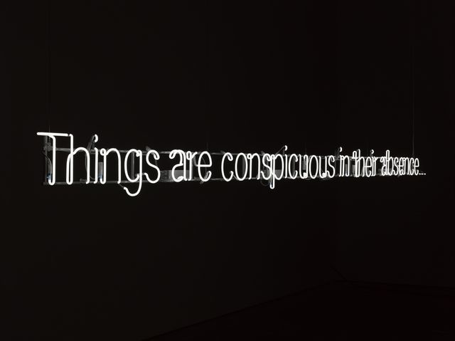 Letrero de neón sobre fondo blanco. Cerith Wyn Evans.