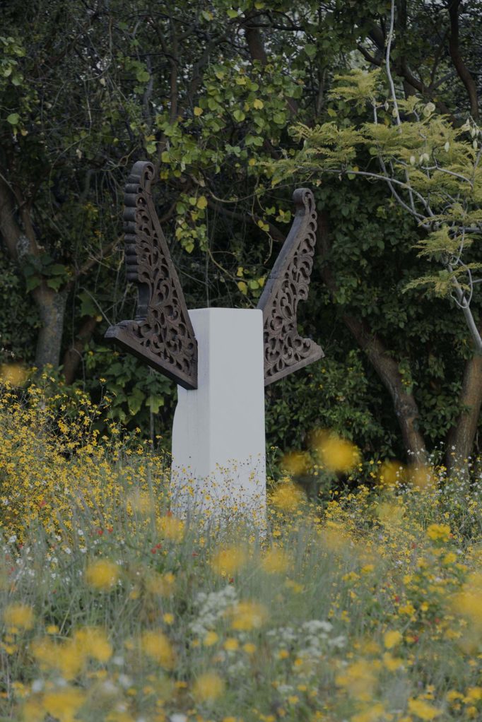 Escultura minimalista en un jardín. Eduardo Olbés. 