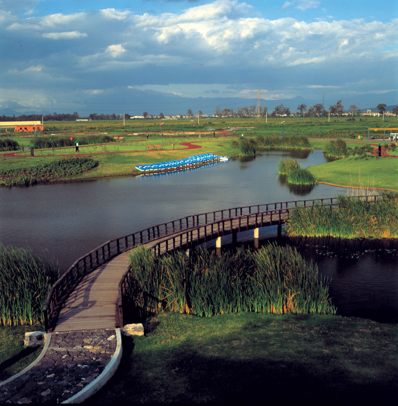 Área verde con lago y puente. Arquitectos paisajistas. 