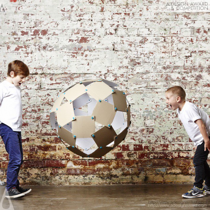 2 niños frente a una esfera de cartón. Iniciativas que impulsan la educación.